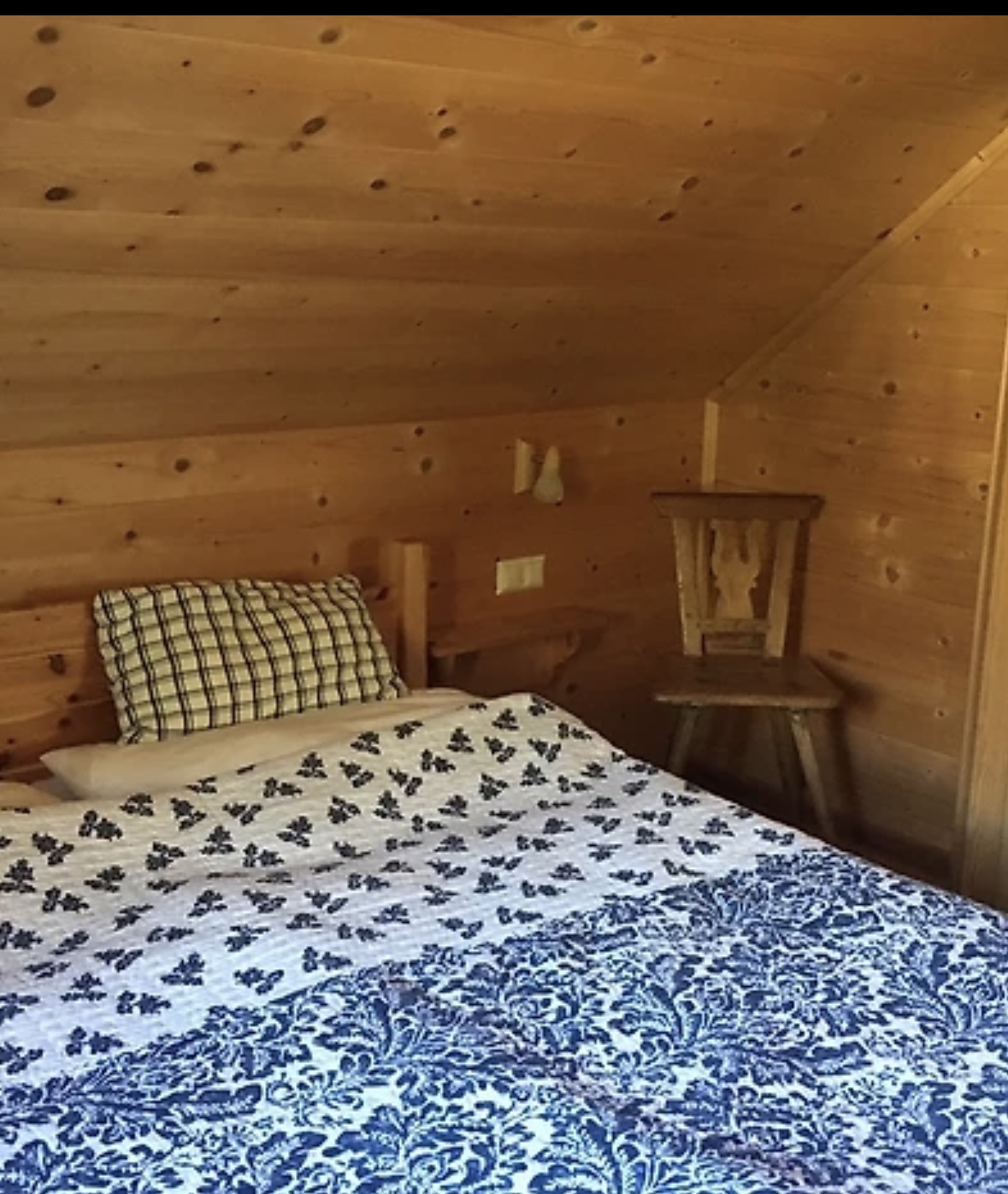 Doppelzimmer mit Holzdecke
