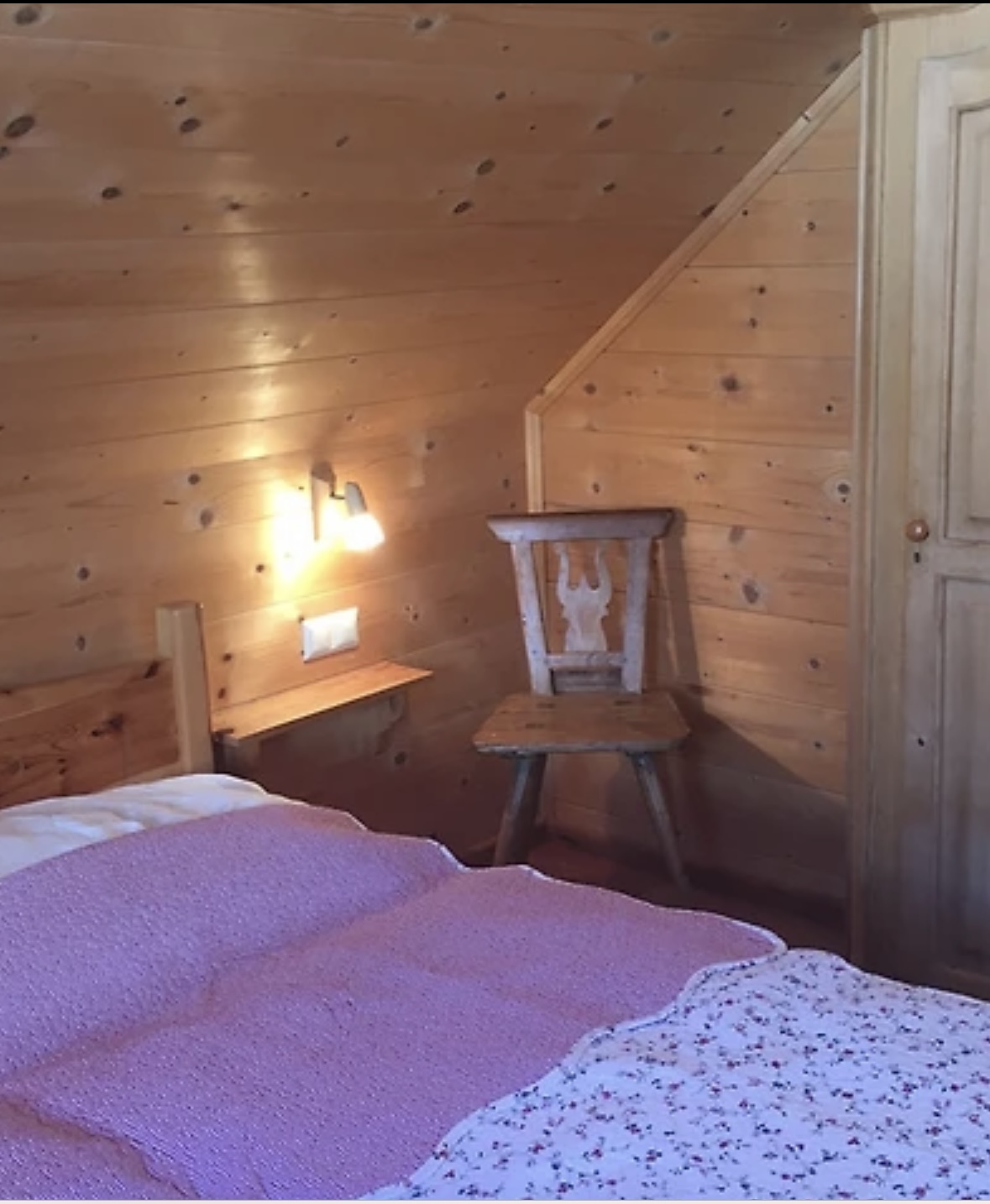 Schlafzimmer mit Bauernstuhl