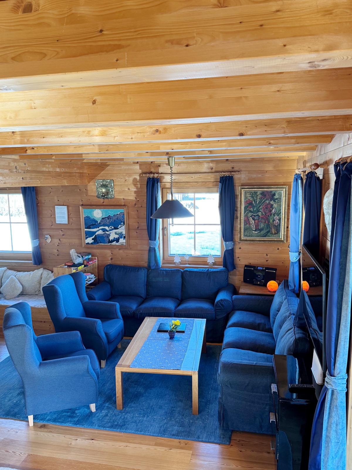 Wohnzimmer mit großer Sofalandschaft und Sesseln
