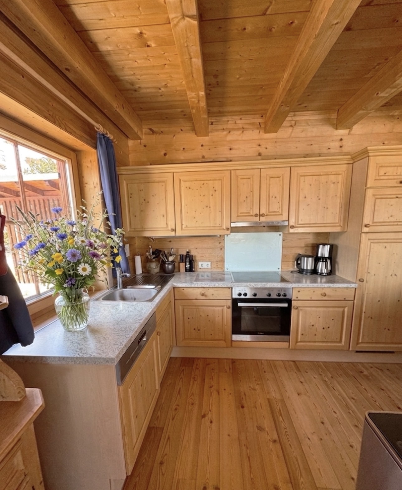 Offene Küche und Essbereich im Chalet Panorama